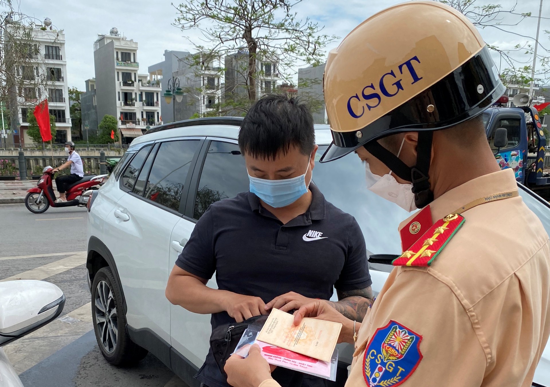 Công an quận Hồng Bàng: Tuyên truyền, nhắc nhở 52 chủ xe ôtô đỗ sai quy định